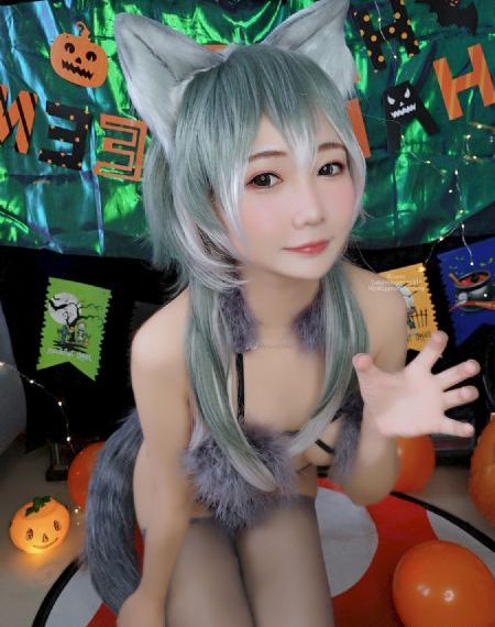 丰满的秘书年轻胸大的秘书
